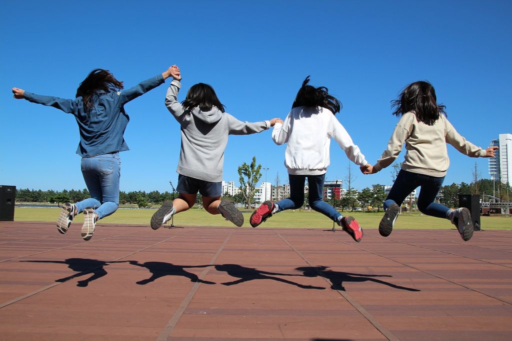 Kinder springen vor Freude